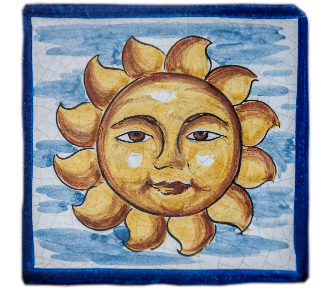 Baldosa de cerámica con un sol de la fachada del Mesón el Sol de Olite
